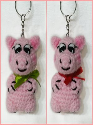 cover image of PATTERN KEYCHAIN PIGLET